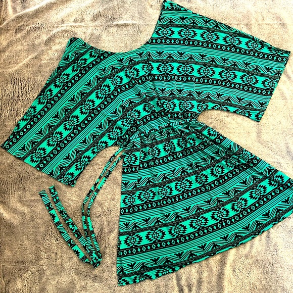 Dresses & Skirts - Flirty Tribal Patterned Dress size L